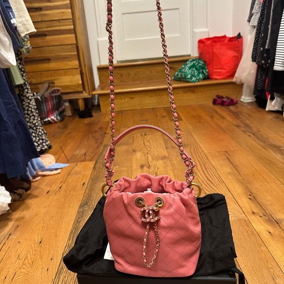 Chanel pink quilted lambskin drawstring bucket bag w/ gold hardware. - Picture 3 of 4
